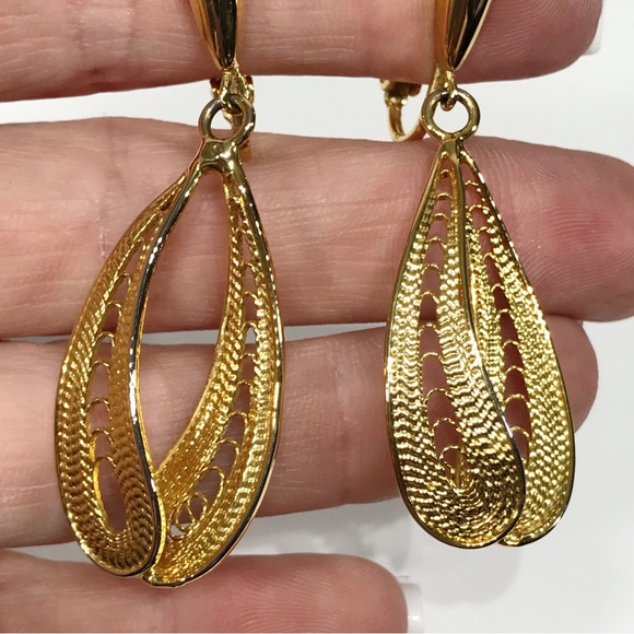 Vintage Trifari Gold Toned Filigree Earrings Clip On Dangle Drop Estate Large 2" - Picture 6 of 14